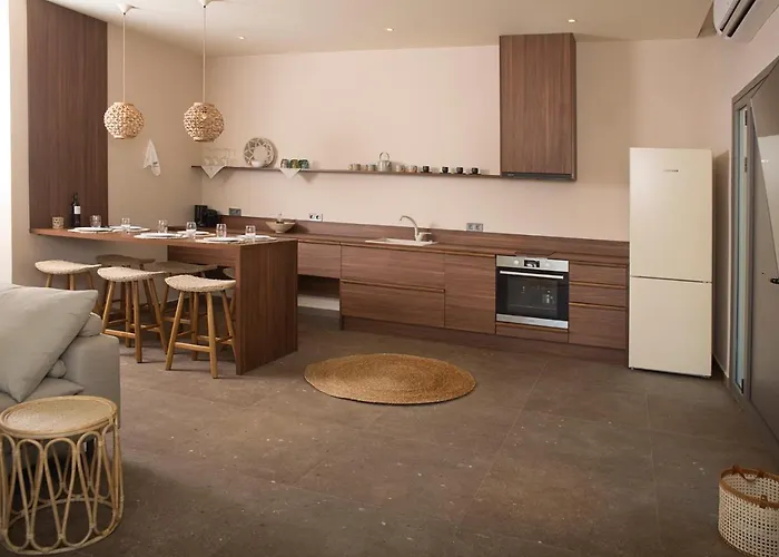 Elaia Grove קלמאטה