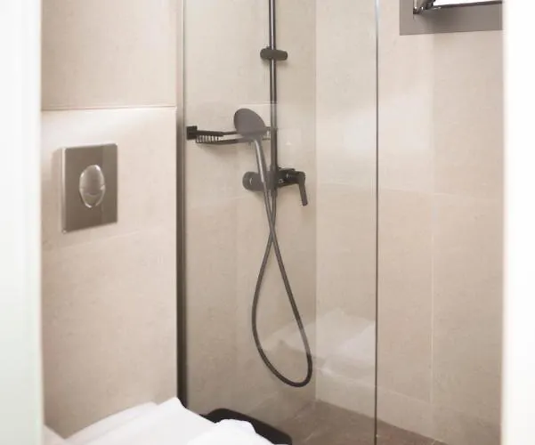 Elaia Grove קלמאטה